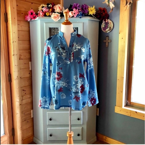 Beautiful Blouse w/ Button Up Sleeves. Brand NEW!! - Picture 2 of 8